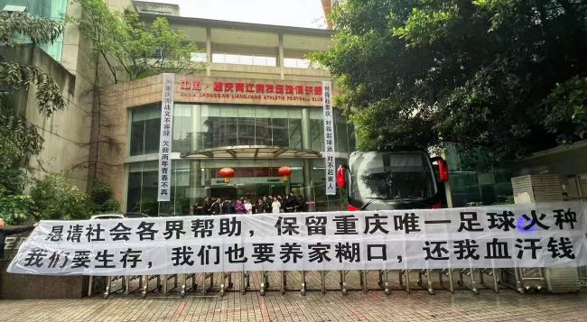 齐尔克泽本赛季在博洛尼亚出场19次打进8球助攻4次，球员身价3000万欧。